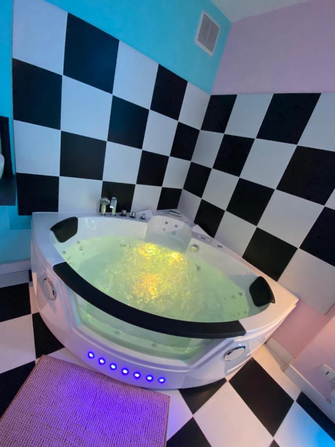 Capsule Miami Vice - Jacuzzi - Billard - Ecran Cinema & Netflix - Ping-Pong - Nintendo & Jeux- 列万 外观 照片