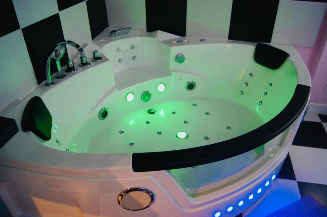 Capsule Miami Vice - Jacuzzi - Billard - Ecran Cinema & Netflix - Ping-Pong - Nintendo & Jeux- 列万 外观 照片
