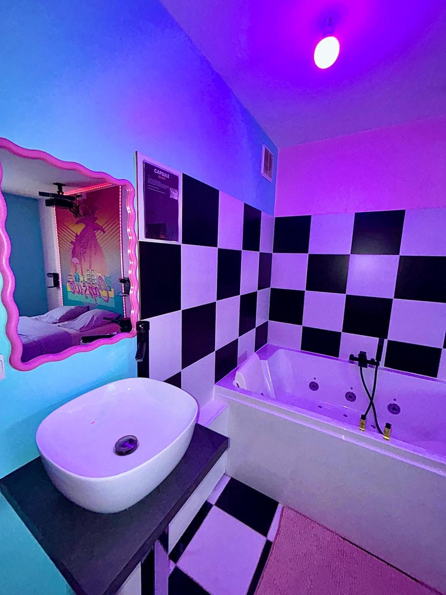 Capsule Miami Vice - Jacuzzi - Billard - Ecran Cinema & Netflix - Ping-Pong - Nintendo & Jeux- 列万 外观 照片